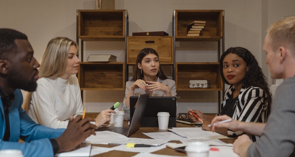 Equipo de marketing habla de segmentos de mercado