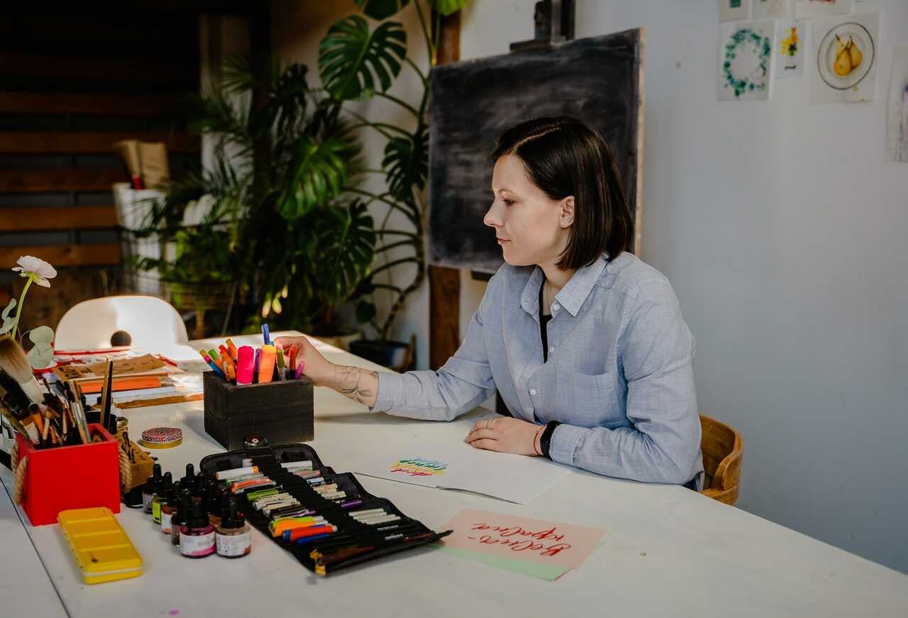 artista trabaja en su mesa y acciona en función de su proyecto a 5 años
