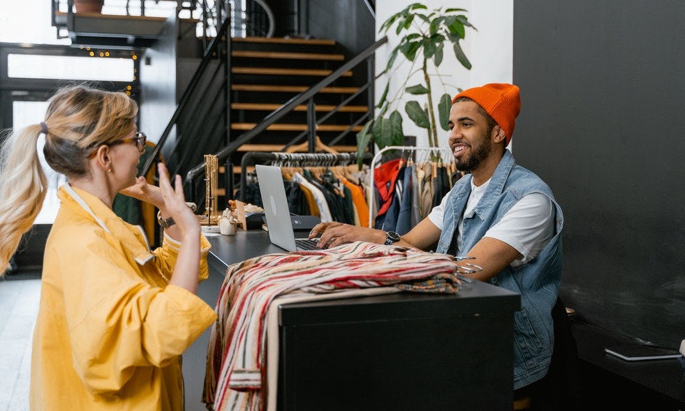 Vendedor demuestra sus habilidades para lograr los objetivos de la percepción del cliente