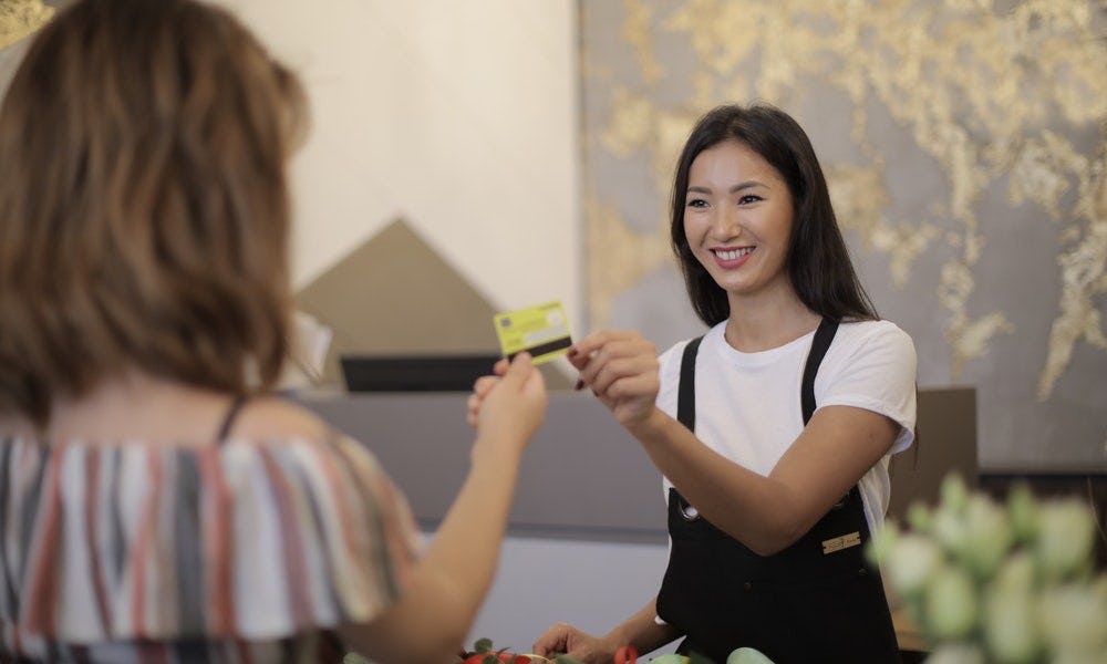 Mujer conecta con el consumidor para mejorar la percepción del cliente