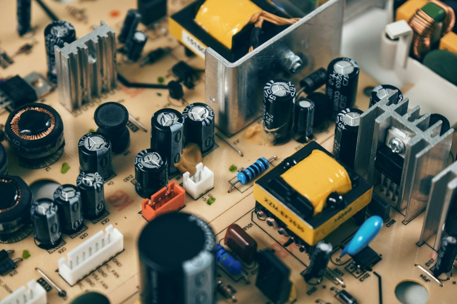 Circuitos eléctricos - qué son y cuáles son sus componentes