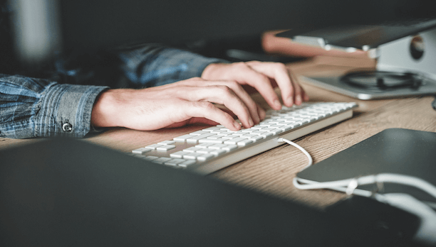 persona usando el teclado