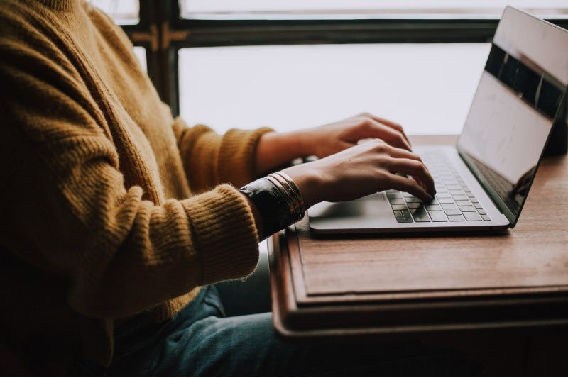 Persona optimizando contenido