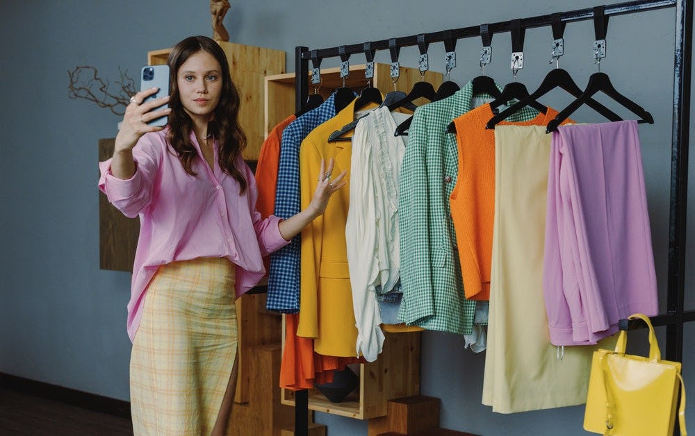 Diseñadora de modas investigando sobre la nueva colección de moda.