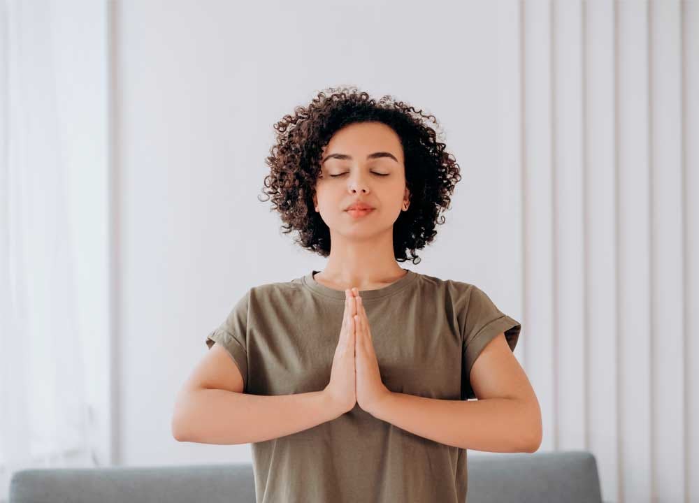 joven realizando técnica de meditación para la ansiedad