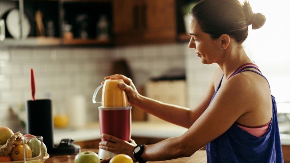 mujer preparando jugos de frutas