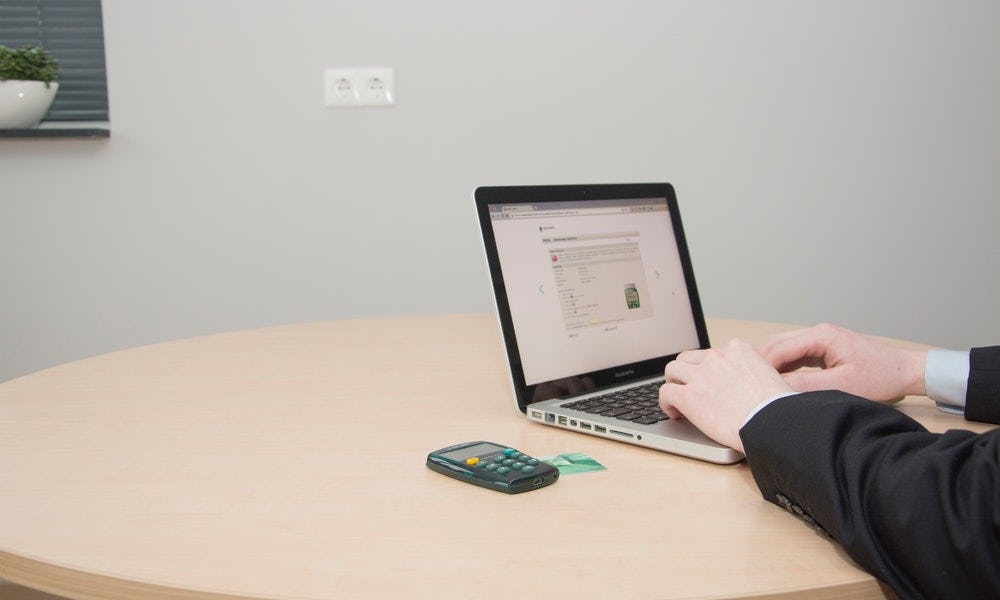 Hombre prepara la invitación a una reunión de equipos de trabajo