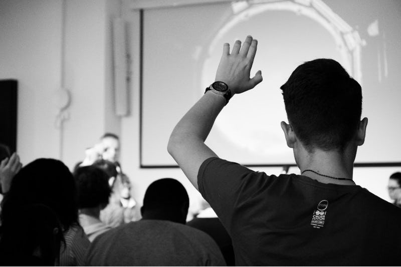 Persona participa en clase