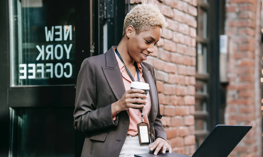 Mujer feliz por haber definido el nombre para una tienda virtual 