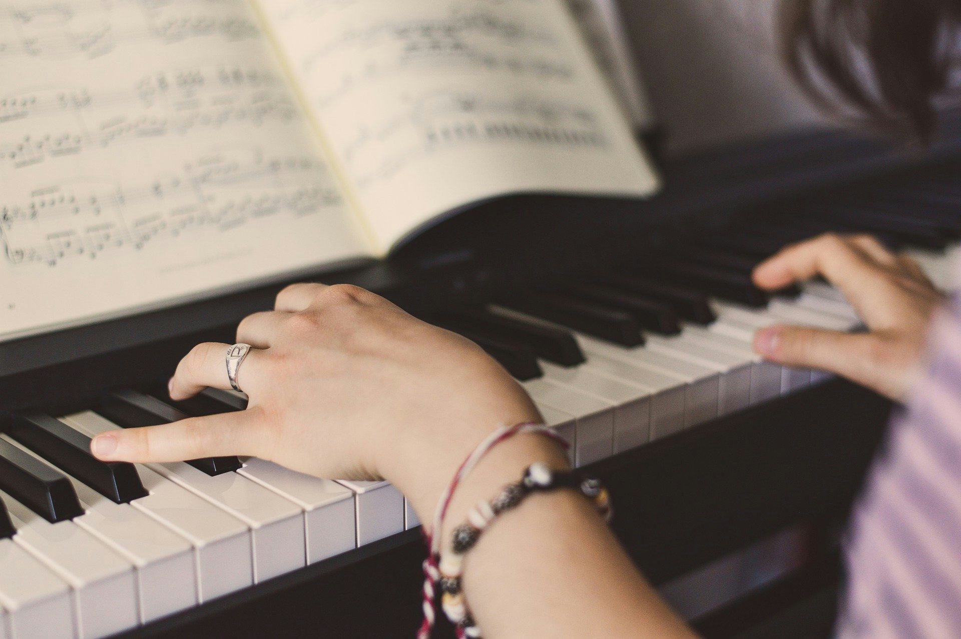 de la creatividad al piano: 10 canciones para tocar el piano sin saber