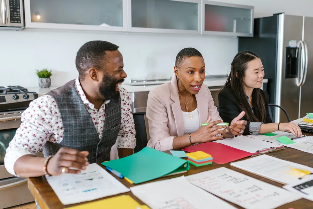 Cuáles son las diferencias entre la estrategía del océano azul y el océano rojo
