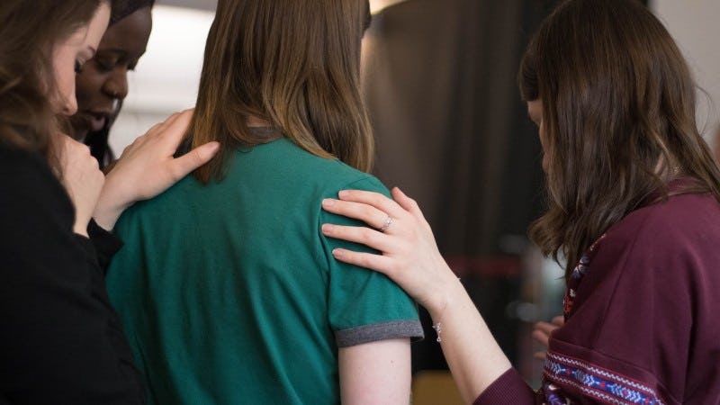 Personas dándose soporte emocional