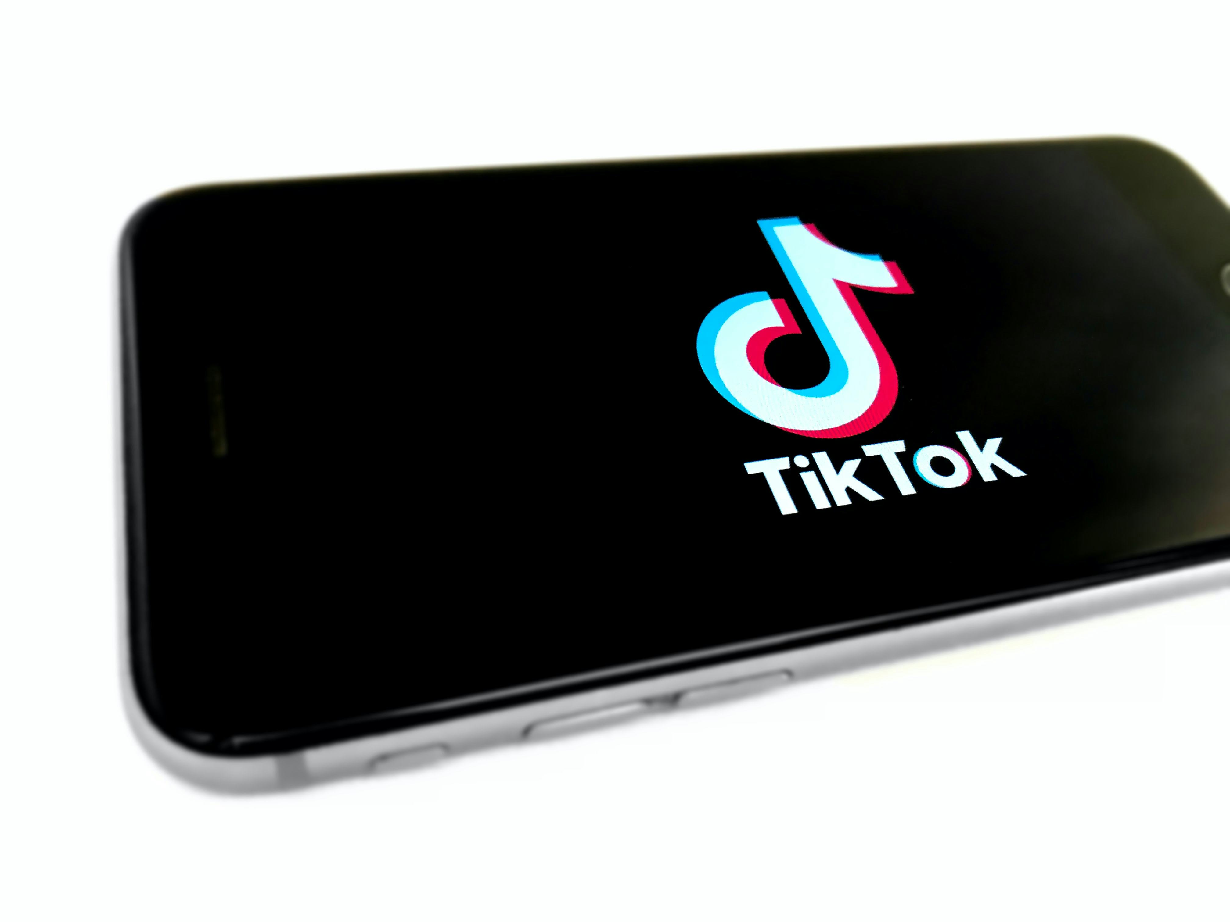 tiktok-elimin-videos-por-desinformar-sobre-covid-crehana