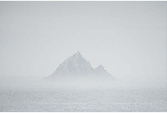 Mar y montaña nublada