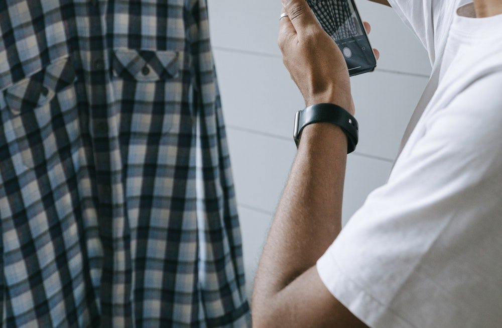 Joven tomando foto en Google Lens