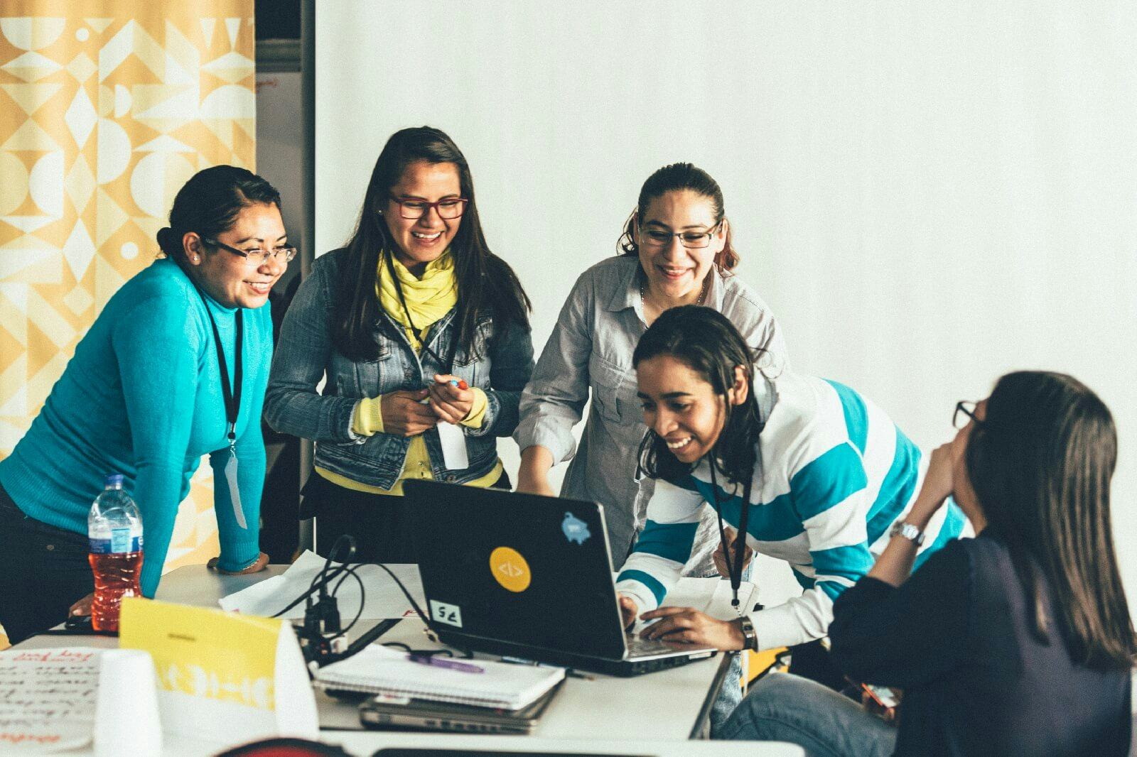 Personas trabajando para Laboratoria