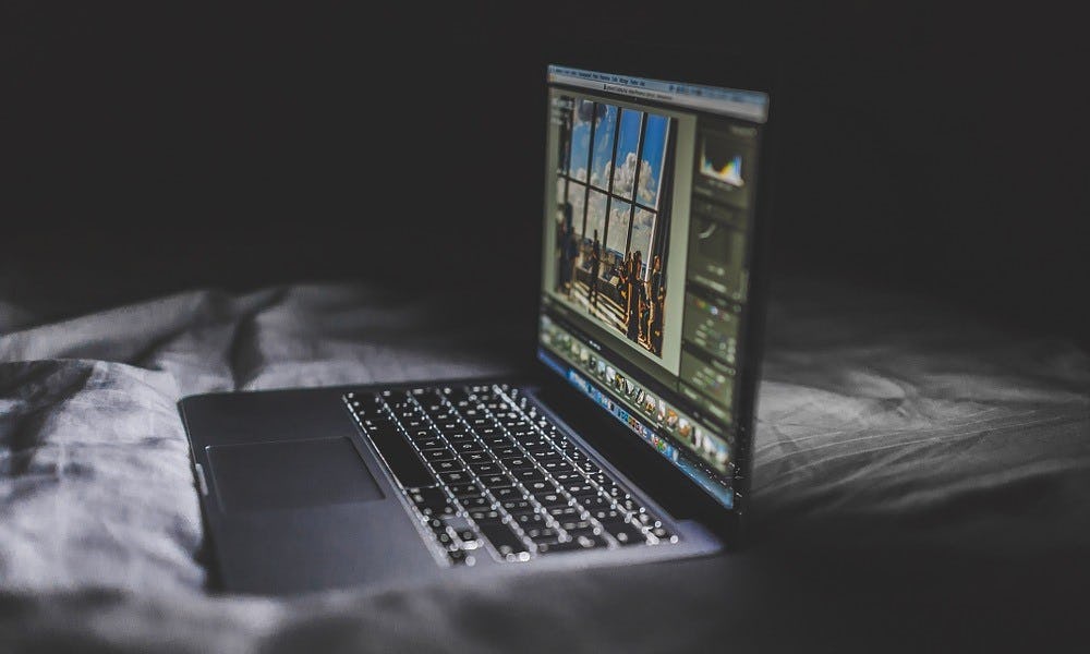 Computadora para saber como crear curvas y trazos rectos con la pluma de Editar con la Pluma de Adobe Illustrador