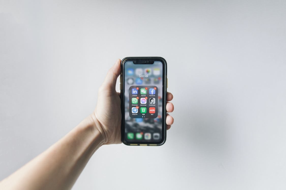 Sosteniendo smartphone con aplicaciones de redes