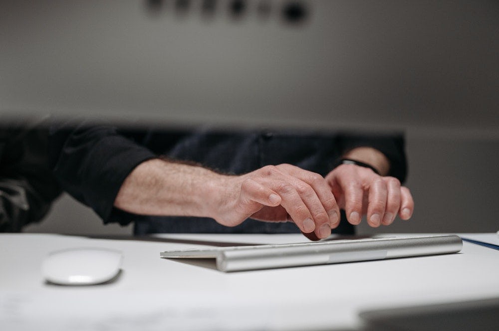 Hombre redactando en su computadora