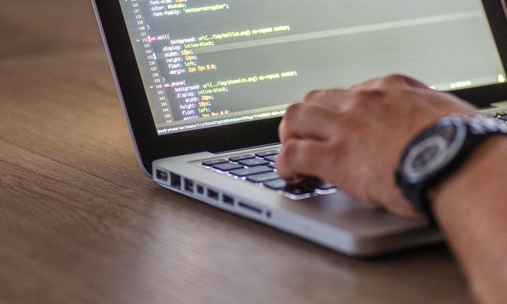 Usuario trabajando para aprender cómo funciona un servidor web