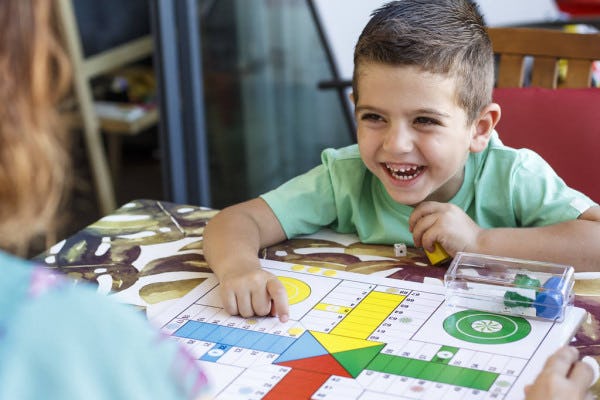 Beneficios de los juegos de mesa para los adultos: ¡saca a tu niño