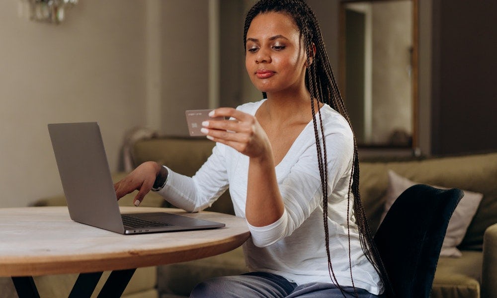 Mujer comprende cómo salir de las deudas de las tarjetas de crédito