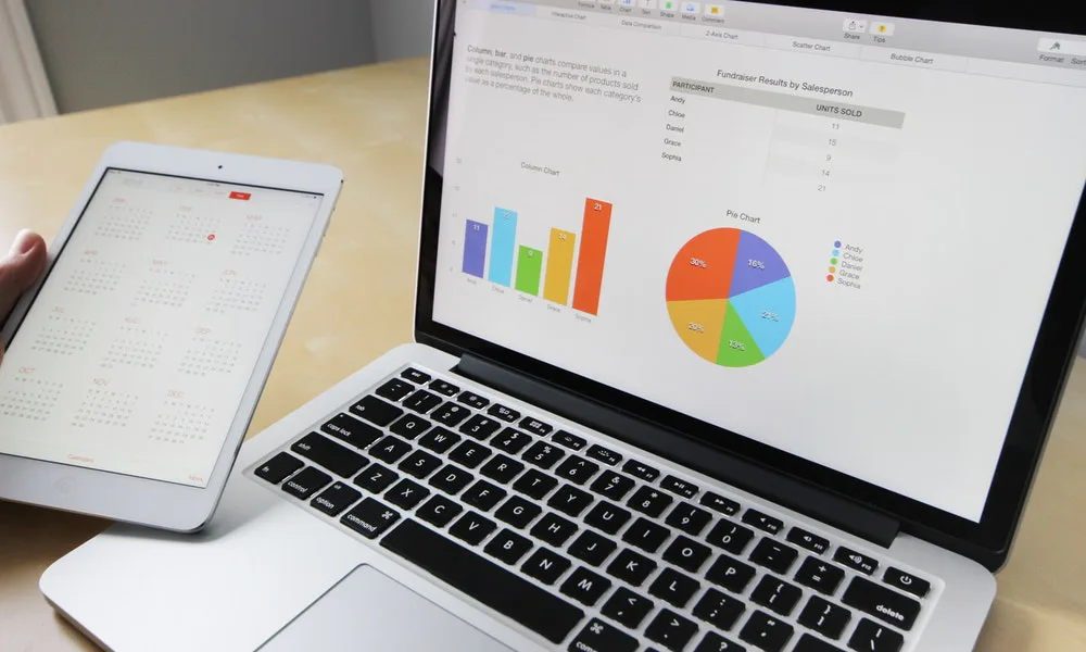 laptop con graficas de marketing