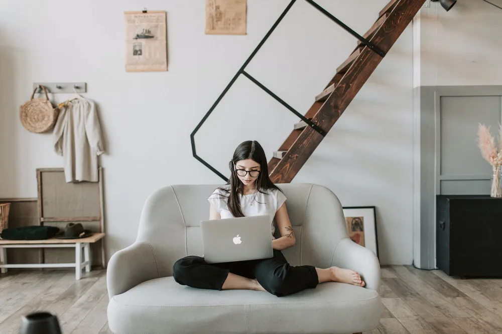 mujer leyendo los beneficios de un evento online