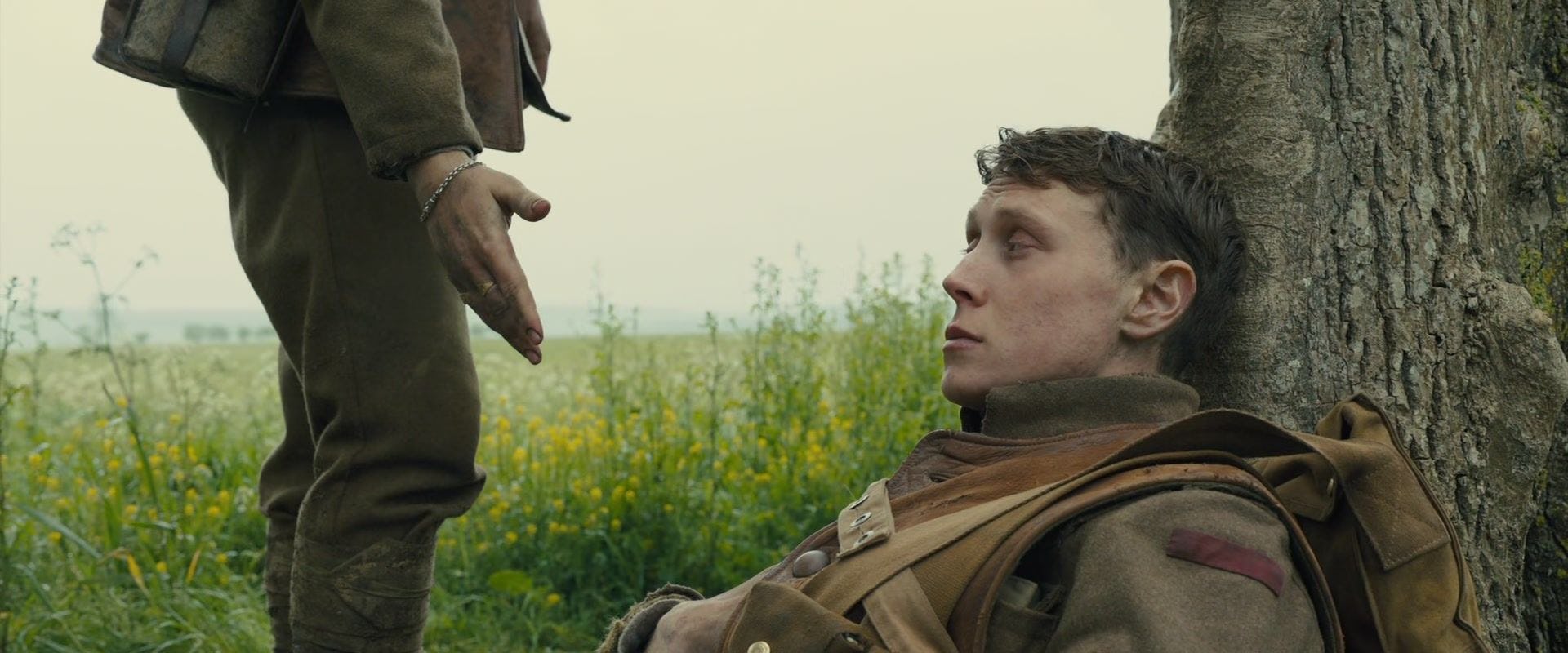 Blake da la mano a su amigo Schofield, de la película 1917, de Sam Mendes.