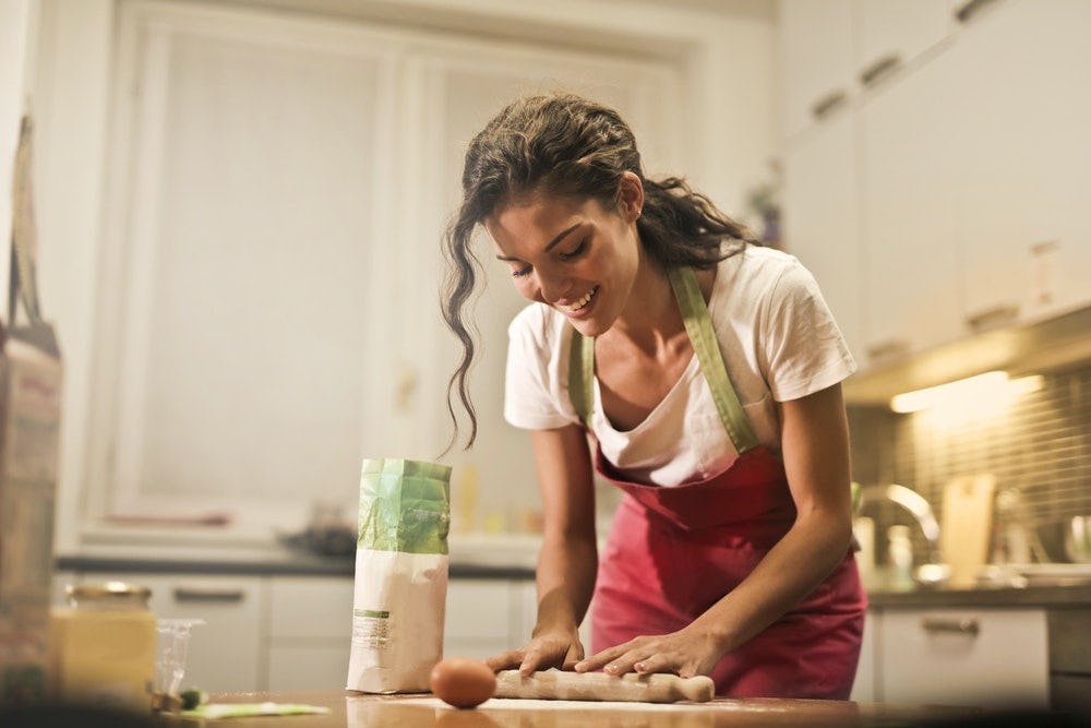 mujer cocinando