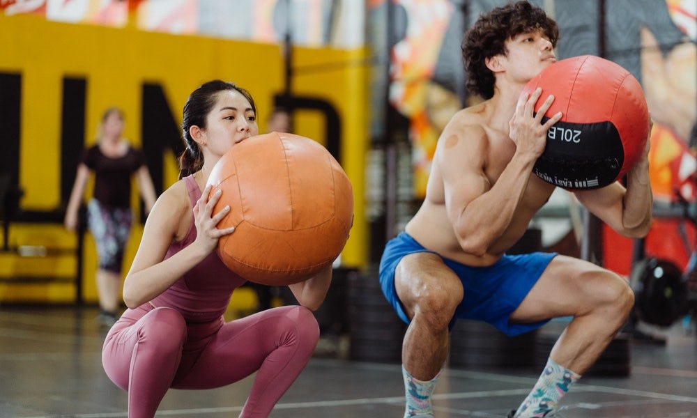 Sentadillas como uno de los pasos para hacer ejercicio en casa