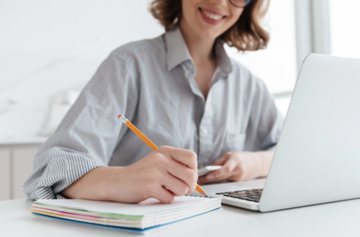 teletrabajo computadora mujer