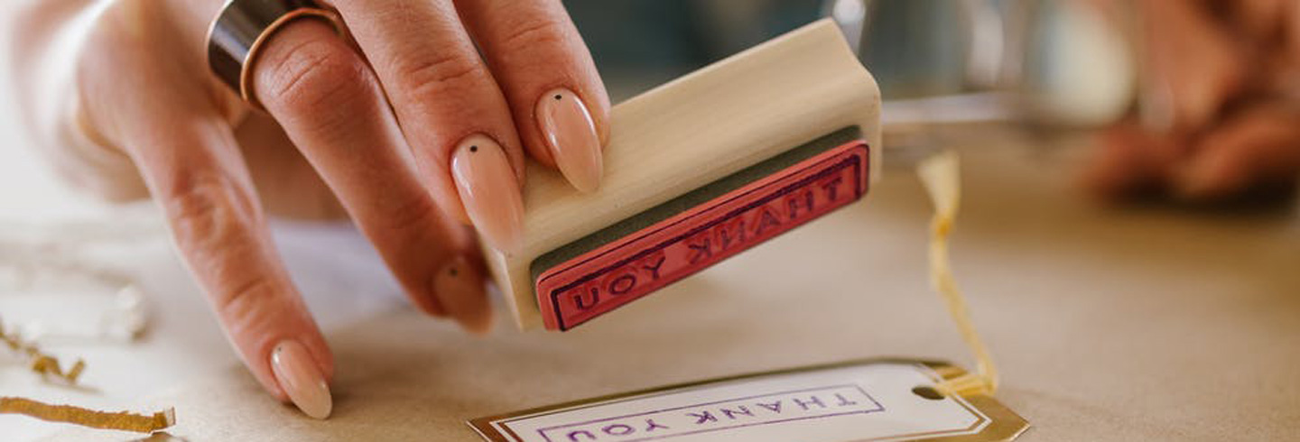 Como hacer sellos de letras para rotuladores con tapones y goma eva o foami