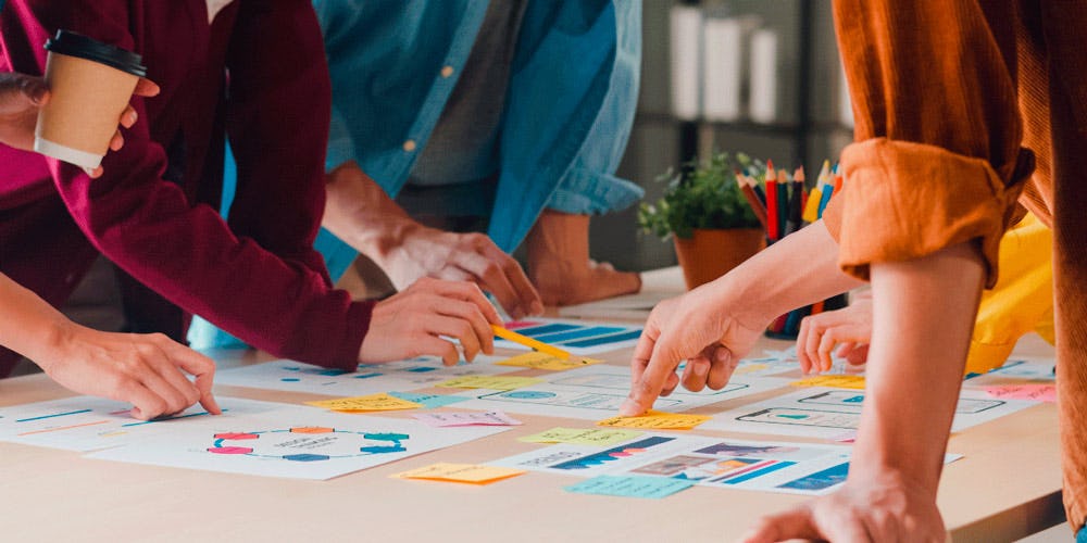 personas haciendo un plan de acción