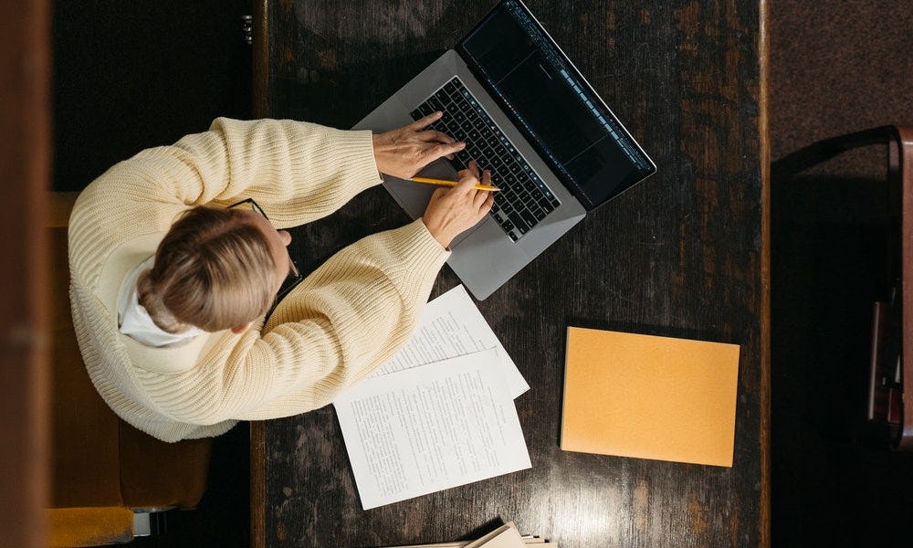 Mujer intenta crear factura electrónica con el aporte de los datos