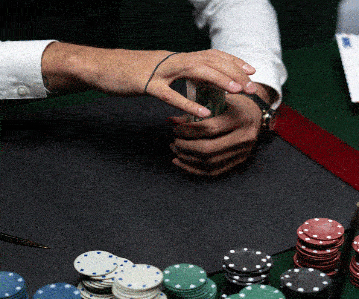 Crupier de blackjack mezclando en casino